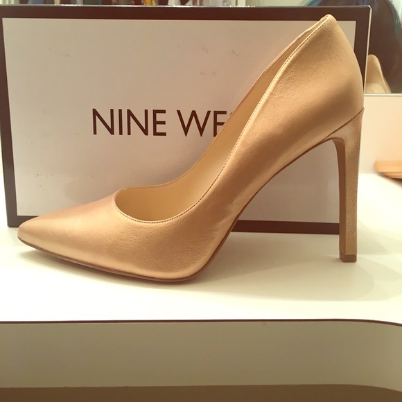 Gold Pumps! - Picture 1 of 4